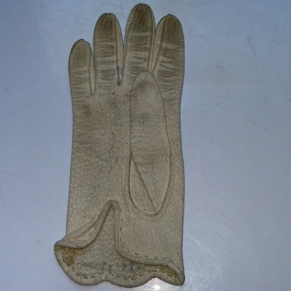 Vtg‎ 50s/60s light gray pebbled Leather gloves with scalloped hems at wrist